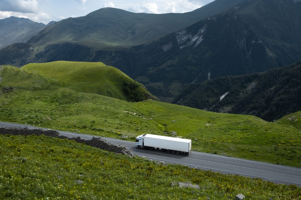 Lkw von Lkt Thiele für Spedition Schweiz - Lkw auf Landstraße in den Alpen